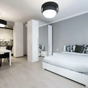Center - Porta Romana Apartment